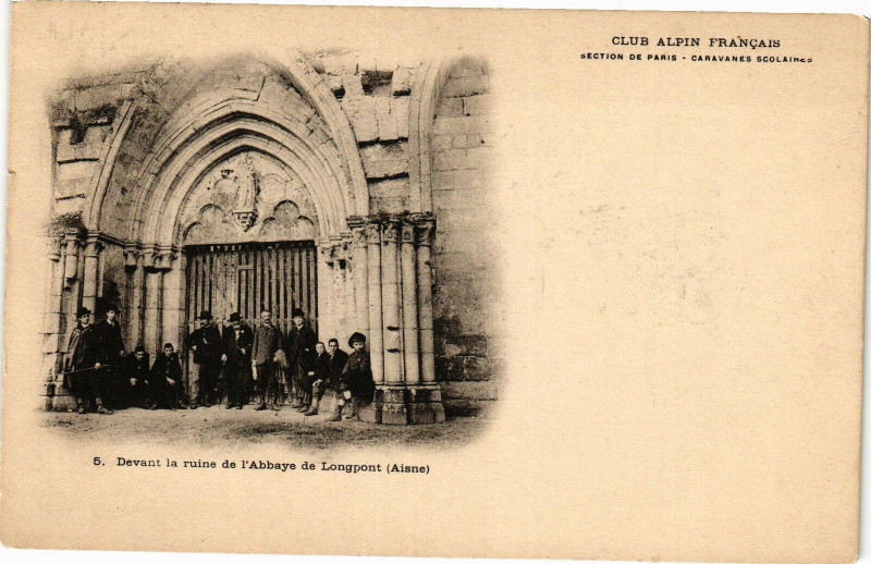 Carte postale ancienne Longpont Devant la ruine à Longpont