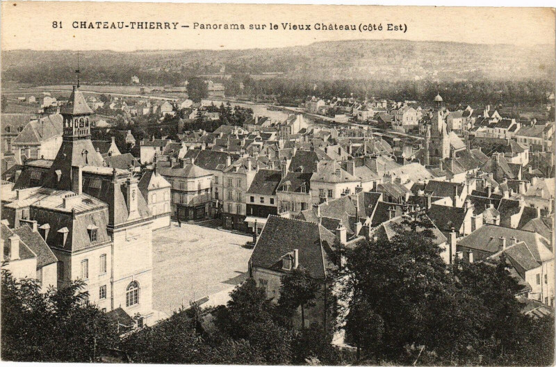 Carte postale ancienne Chateau-Thierry Panorama sur le Vieux Chateau (cote Est) à Château-Thierry