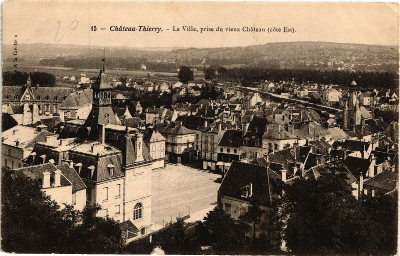 Carte postale ancienne Chateau-Thierry La Ville,prise du vieux Chateau (cote Est) à Château-Thierry