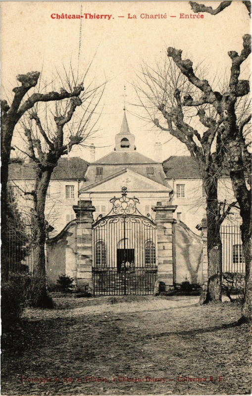Carte postale ancienne Chateau-Thierry La Charite Entree à Château-Thierry