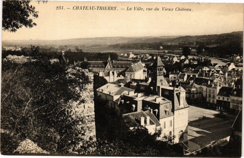 Carte postale ancienne Chateau-Thierry La Ville,vue du Vieux Chateau à Château-Thierry