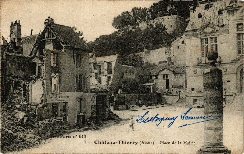Carte postale ancienne Chateau-Thierry Place de la Mairie à Château-Thierry