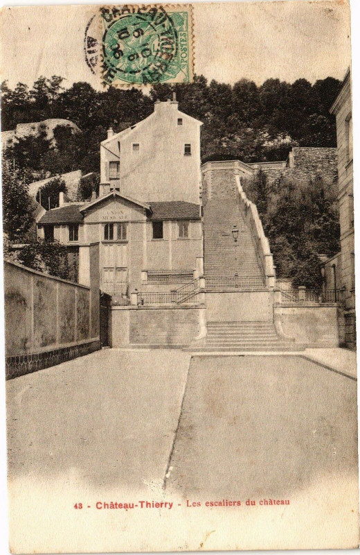Carte postale ancienne Chateau-Thierry Les escaliers du Chateau à Château-Thierry