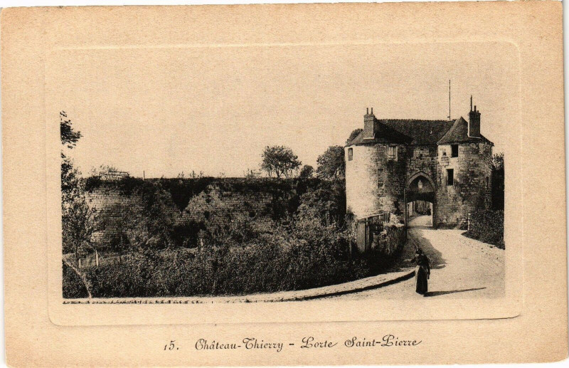 Carte postale ancienne Chateau-Thierry Porte Saint-Pierre à Château-Thierry