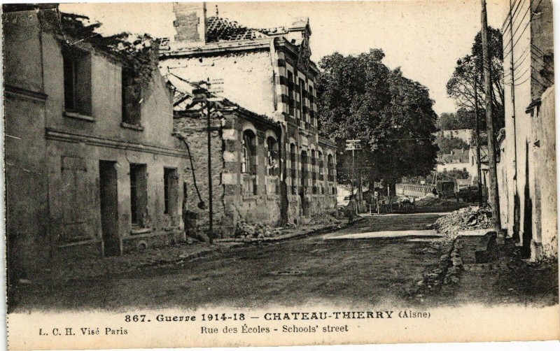 Carte postale ancienne Guerre 1914-18 Chateau-Thierry Rue des ecoles ; Schools' ... à Château-Thierry