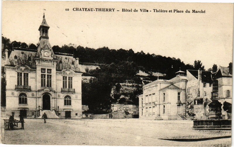 Carte postale ancienne Chateau-Thierry Hotel de Ville Theatre et Place de Marche à Château-Thierry