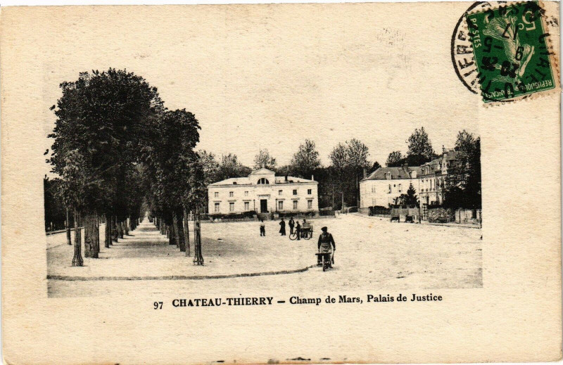 Carte postale ancienne Chateau-Thierry Camp de Mars, Palais de Justice à Château-Thierry