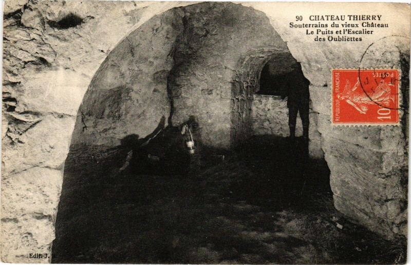 Carte postale ancienne Chateau-Thierry Souterraines du vieux Chateau Le Puits et ... à Château-Thierry