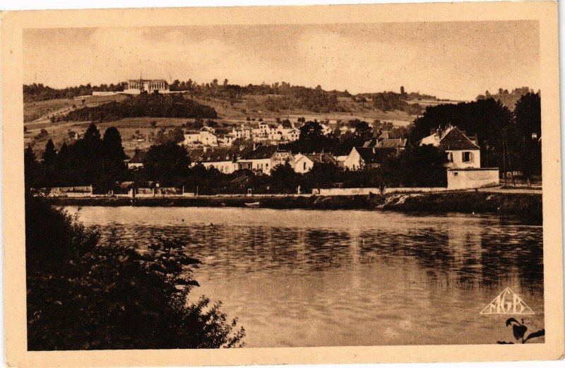 Carte postale ancienne Chateau-Thierry Bords de la Marne et Monument des... à Château-Thierry