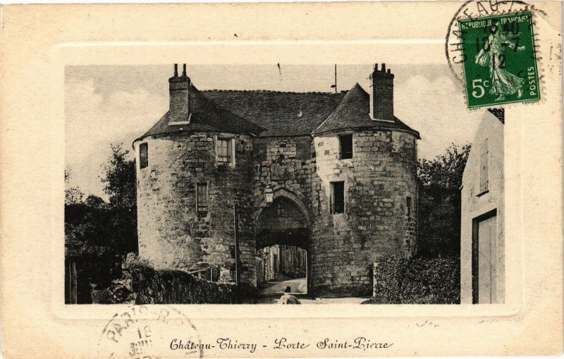 Carte postale ancienne Chateau-Thierry Porte Saint-Pierre à Château-Thierry