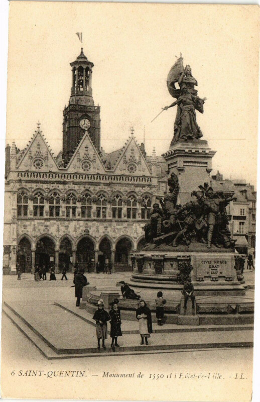 Carte postale ancienne Saint-Quentin Monument de 1550 et l'Fetel de l'Ile à Saint-Quentin