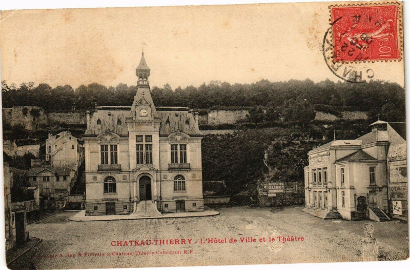 Carte postale ancienne Chateau-Thierry L'Hotel de Ville et le Theatre à Château-Thierry