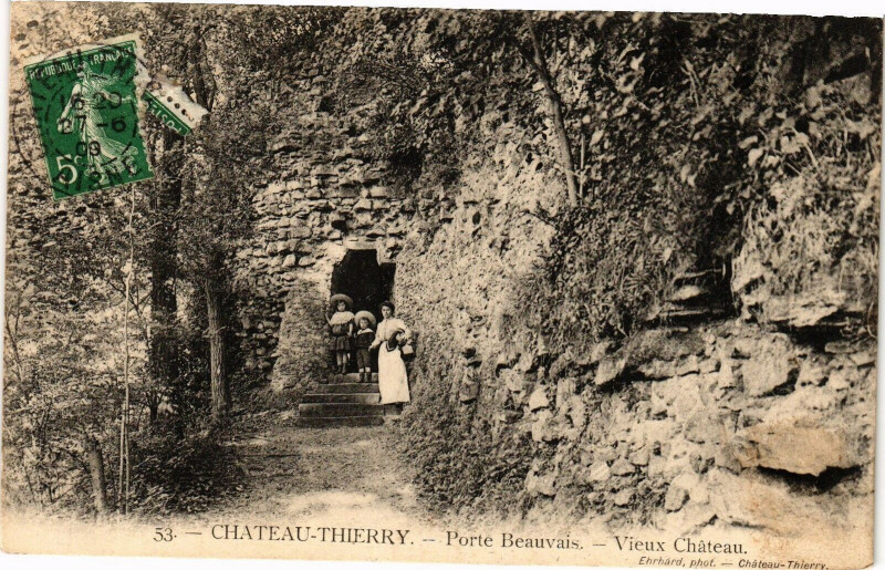 Carte postale ancienne Chateau-Thierry Porte Beauvais Vieux Chateau à Château-Thierry