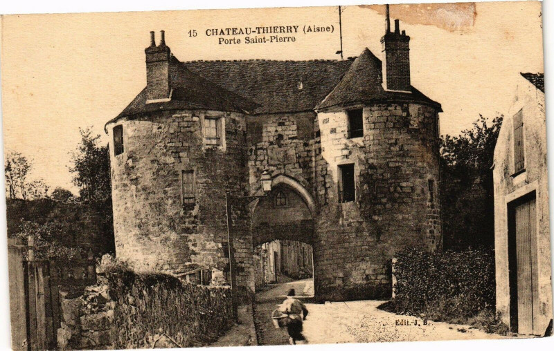 Carte postale ancienne Chateau-Thierry Porte Saint-Pierre à Château-Thierry