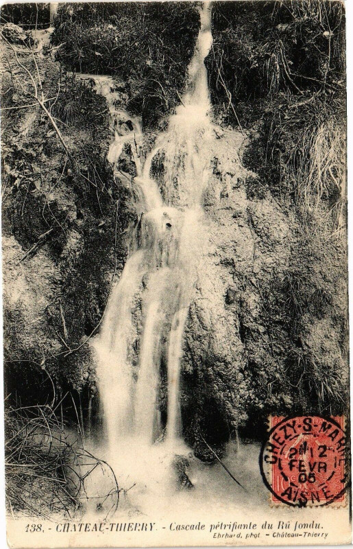 Carte postale ancienne Chateau-Thierry Cascade petrifiante du RÃº fondu à Château-Thierry