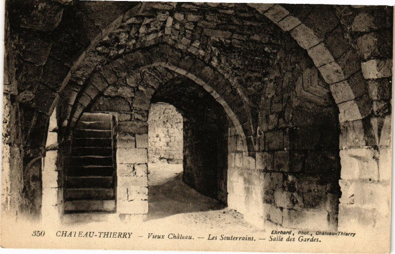 Carte postale ancienne Chateau-Thierry Vieux Chateau Les Souterrains Salle des Gardes à Château-Thierry