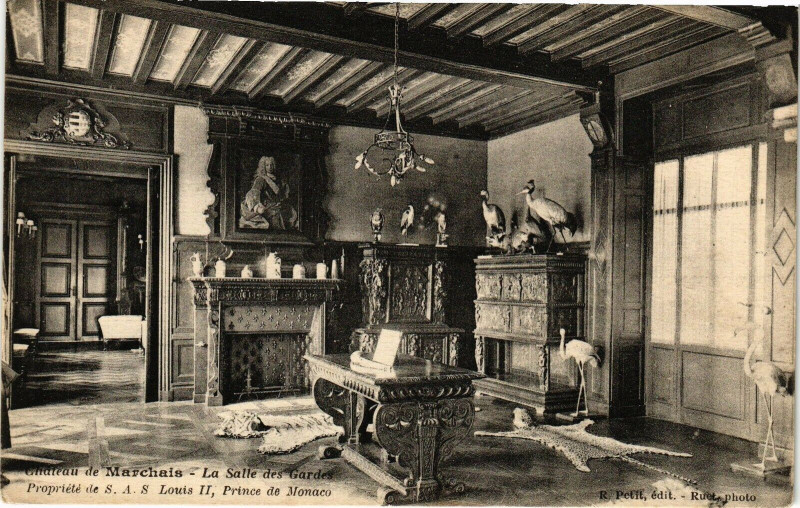 Carte postale ancienne Chateau de Marchais La Salle des Gardes Propriete de S.A.S... à Marchais