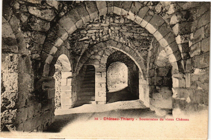Carte postale ancienne Chateau-Thierry Souterrains du vieux Chateau à Château-Thierry