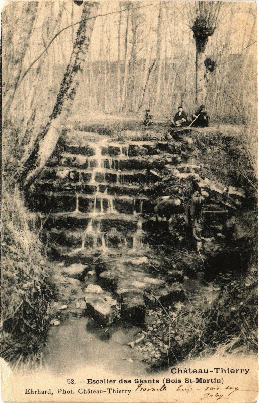 Carte postale ancienne Chateau-Thierry Escalier des Geants (Bois Saint-Martin) à Château-Thierry