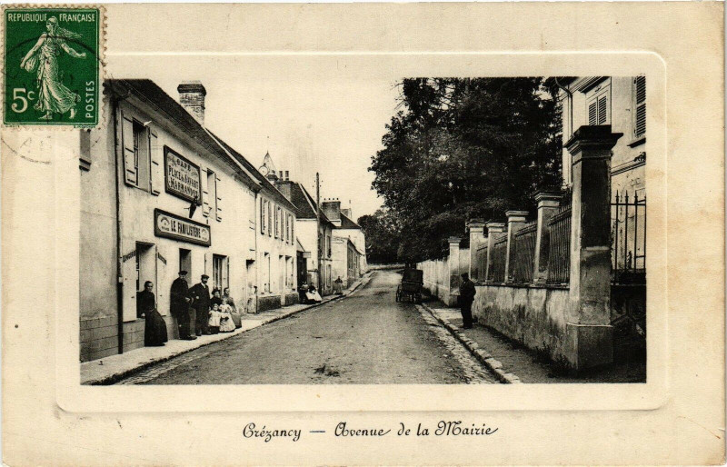 Carte postale ancienne Crezancy Avenue de la Mairie à Crézancy