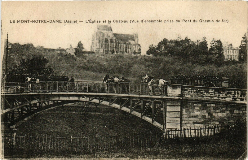 Carte postale ancienne Le Mont-Notre-Dame L' Eglise et le Chateau (Vue ... à Mont-Notre-Dame