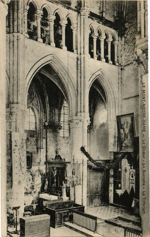 Carte postale ancienne Le Mont-Notre-Dame Le Coeur La Sacristis Le Triforium à Mont-Notre-Dame