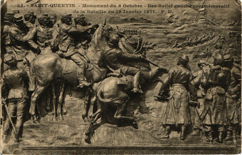 Carte postale ancienne Saint-Quentin Monument du 8 Octobre Bas-Relief gauche ... à Saint-Quentin