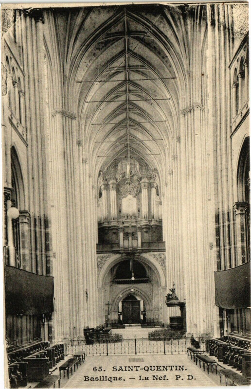 Carte postale ancienne Saint-Quentin Basilique La Nef à Saint-Quentin