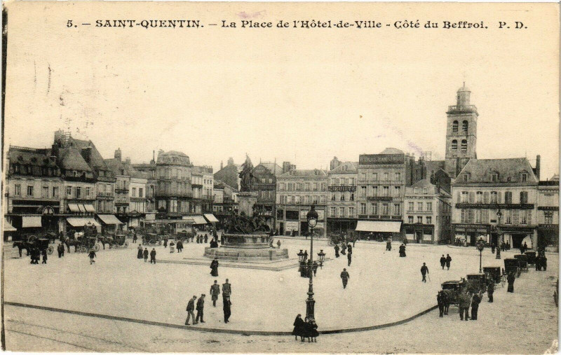 Carte postale ancienne Saint-Quentin La Place de l'Hotel-de-Ville-Cote du Beffroi à Saint-Quentin