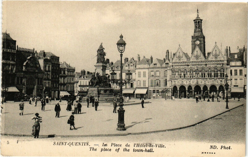 Carte postale ancienne Saint-Quentin La Place de l'Hotel-de-Ville. ; The place of the.. à Saint-Quentin