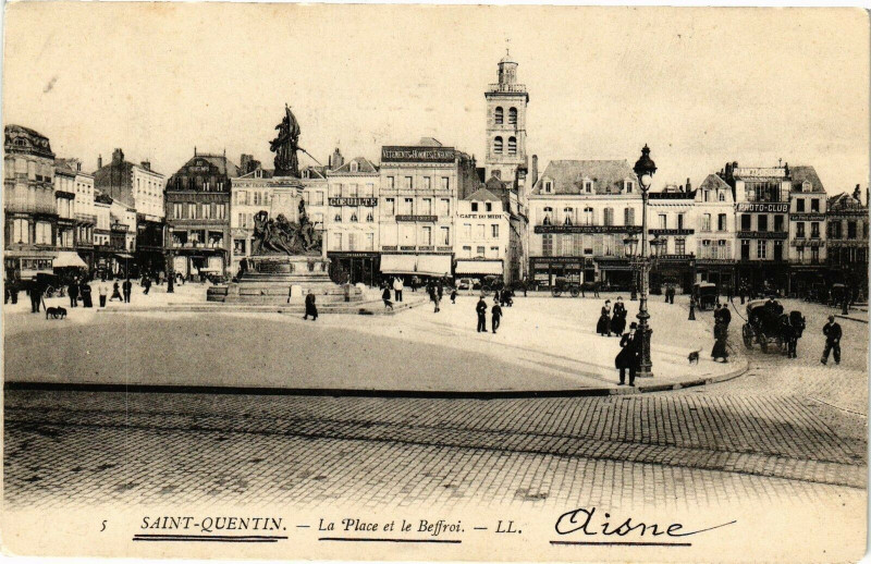 Carte postale ancienne Saint-Quentin La Place et le Beffroi à Saint-Quentin
