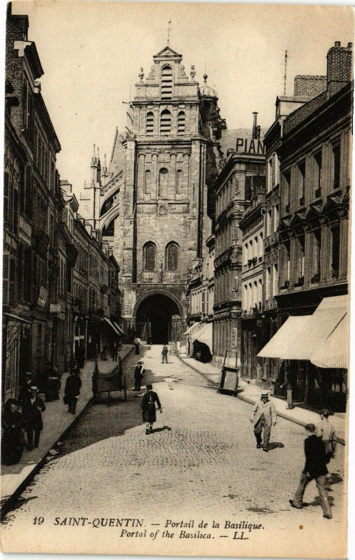 Carte postale ancienne Saint-Quentin Portail de la Basilique. ; Portal if the Basilica à Saint-Quentin