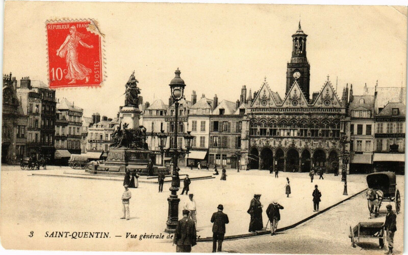 Carte postale ancienne Saint-Quentin Vue generale de la Place à Saint-Quentin