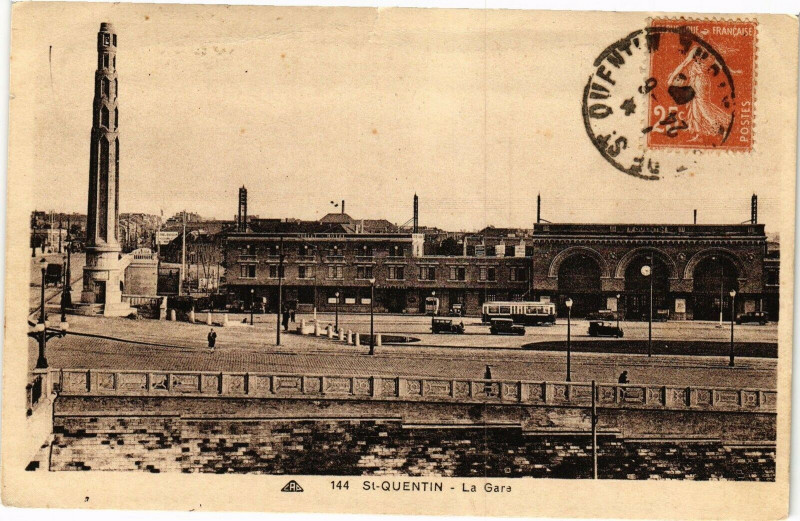 Carte postale ancienne Saint-Quentin La Gare à Saint-Quentin