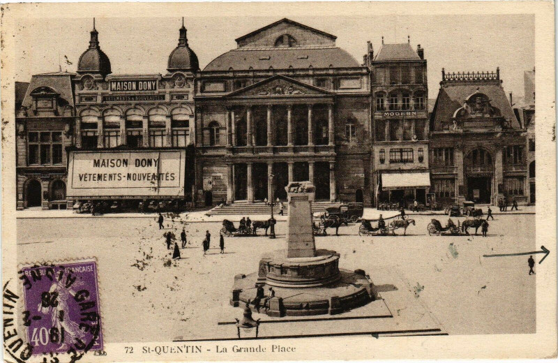Carte postale ancienne Saint-Quentin La Grande Place à Saint-Quentin