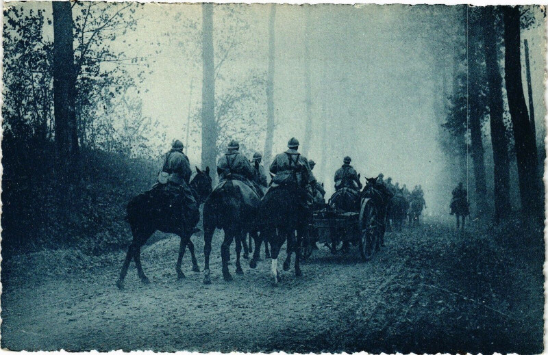 Carte postale ancienne Dans le broulliard Section de Mitrailleuses de Cavalerie allant...