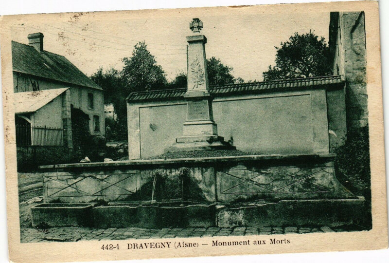Carte postale ancienne Dravegny Monument aux Morts à Dravegny