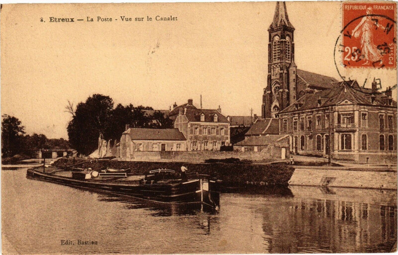 Carte postale ancienne Etreux La Poste Vue sur le Canalet à Étreux