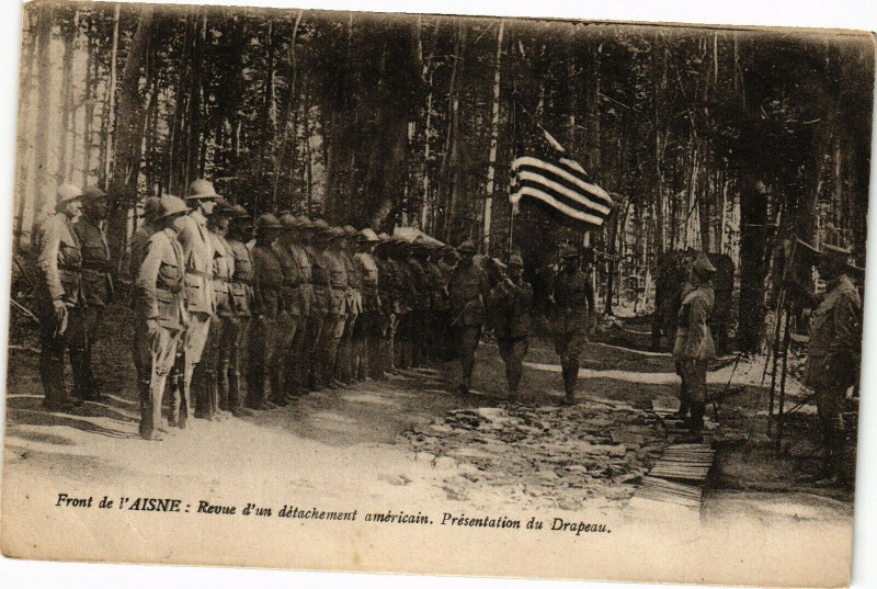 Carte postale ancienne Front de l'Aisne: Revue d'un detachement americain .Presentation...