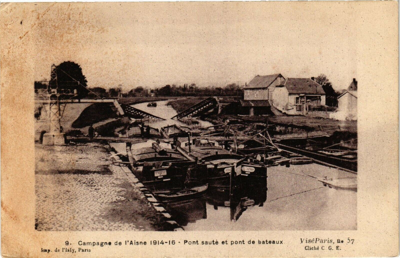 Carte postale ancienne Campagne de l'Aisne 1914-18 Pont saute et pont de bateaux
