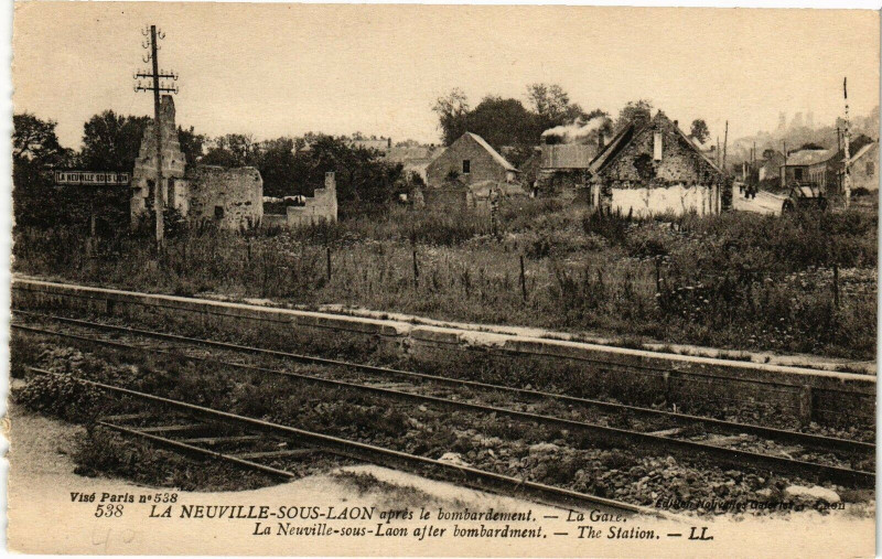 Carte postale ancienne La Neuville-sous-Laon apres bombardement La Gare La Neuville .. à Laon