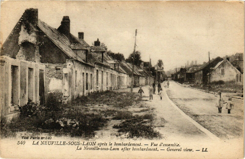 Carte postale ancienne La Neuville-sous-Laon apres bombardement La Gare La Neuville .. à Laon