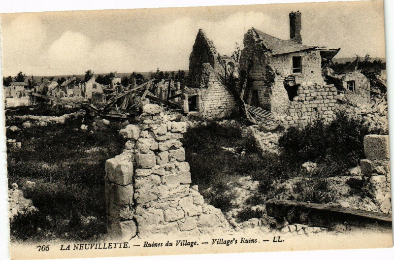 Carte postale ancienne La Neuvillette Ruines du Village Village's Ruine à Neuvillette