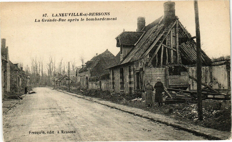 Carte postale ancienne Laneuville s/-Ressons La Grande-Rue apres le bombardement