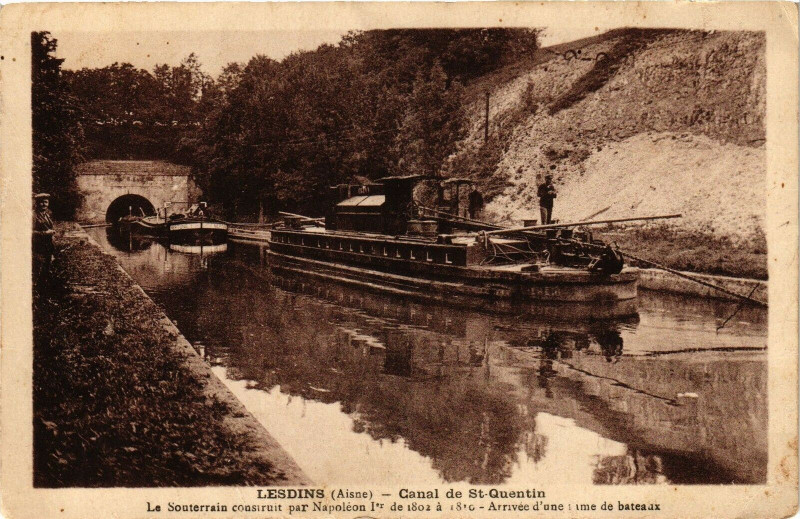 Carte postale ancienne Lesdins Canal de Saint-Quentin La Souterrain construit... à Lesdins