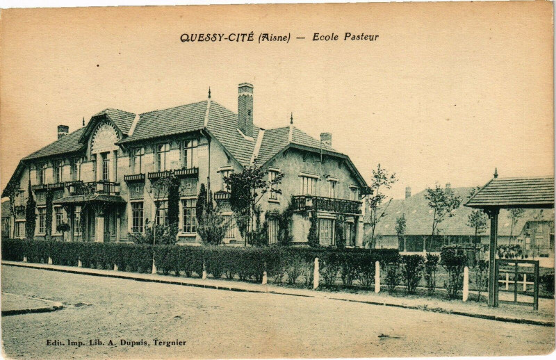Carte postale ancienne Quessy-Cite Ecole Pasteur