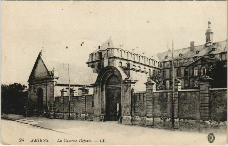 Carte postale ancienne Amiens la Caserne Dejean à Amiens