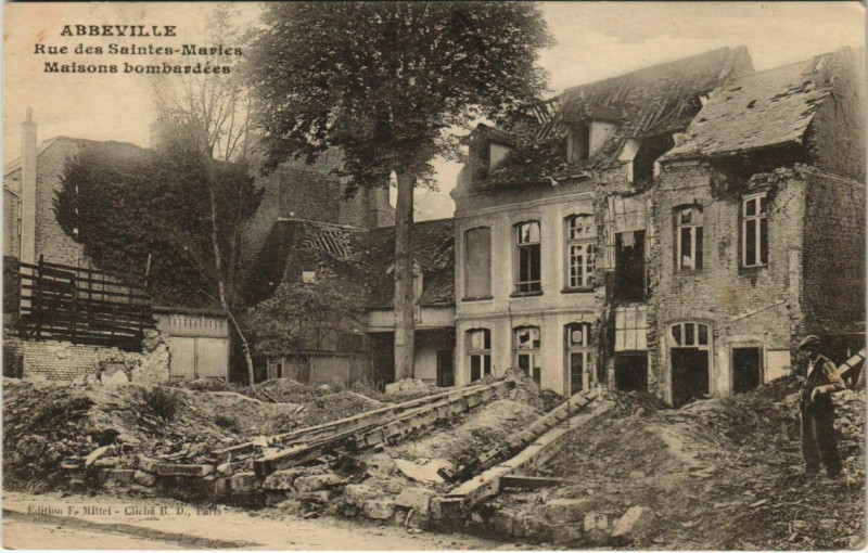 Carte postale ancienne Guerre Military Abbeville Rue des Saintes-Maries à Abbeville