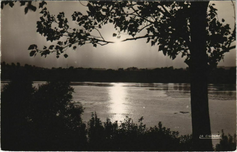 Carte postale ancienne Peronne Coucher de soleil sur les étangs à Péronne