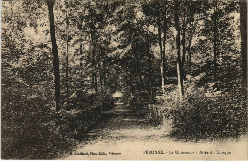 Carte postale ancienne Peronne Le Quinconce Allée du Kiosque à Péronne